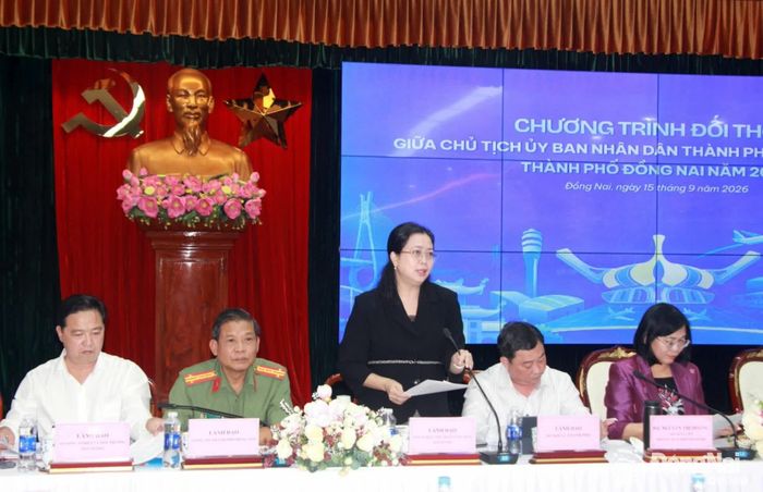 Đại diện lãnh đạo các sở, ngành trao đổi tại chương trình đối thoại. Ảnh: Nga Sơn