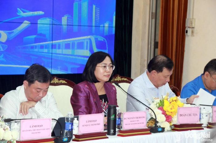 Thành ủy viên, Phó Chủ tịch UBND thành phố Nguyễn Thị Hoàng tham gia điều hành chương trình đối thoại. Ảnh: Nga Sơn