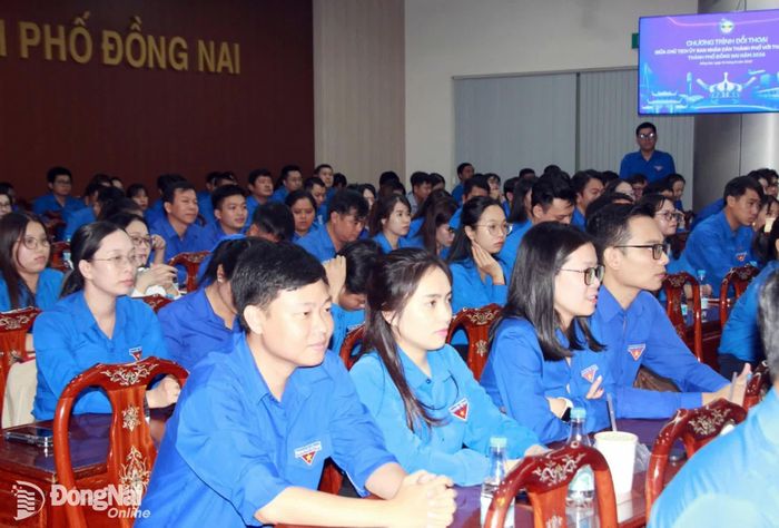 Cán bộ, đoàn viên, thanh niên tham gia chương trình đối thoại. Ảnh: Nga Sơn