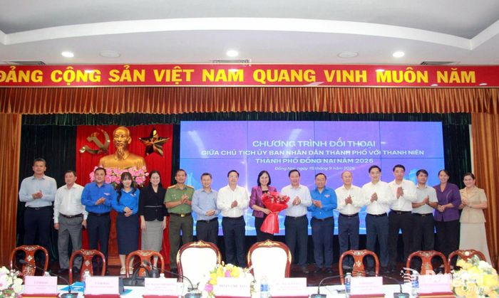 Thường trực Thành đoàn tặng hoa và chụp hình lưu niệm với các đồng chí lãnh đạo thành phố, các sở, ngành, đoàn thể trước khi kết thúc chương trình đối thoại. Ảnh: Nga Sơn