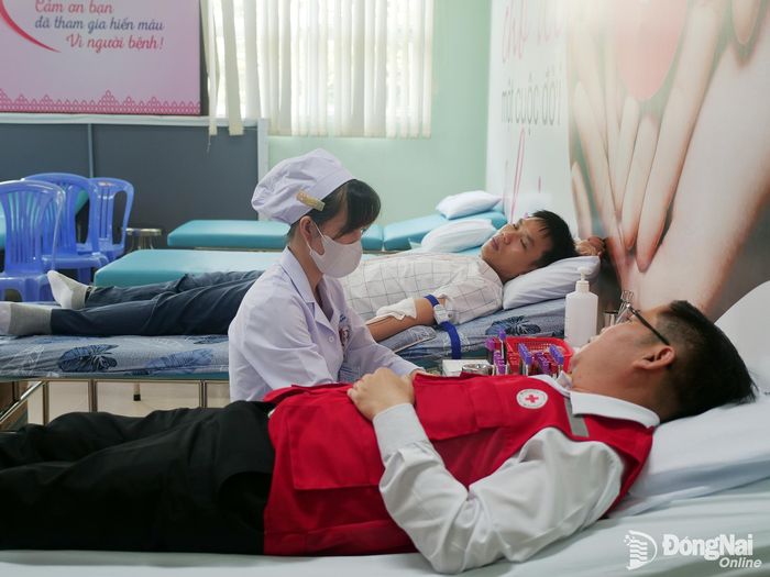 Ngay sau buổi lễ, nhiều người đã đến Điểm tiếp nhận hiến máu cố định để hiến máu. Ảnh: Hạnh Dung