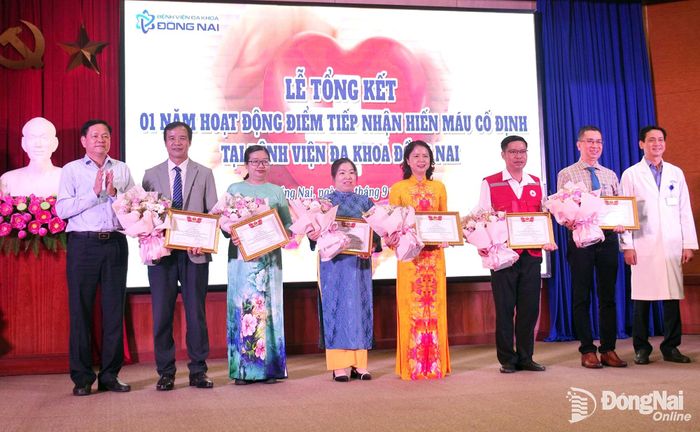 Lãnh đạo Sở Y tế và Bệnh viện Đa khoa Đồng Nai trao giấy khen của Sở Y tế cho các cá nhân. Ảnh: Hạnh Dung