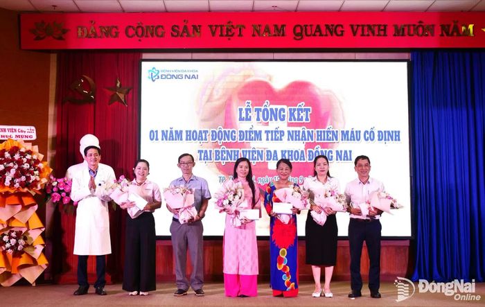 Đại diện lãnh đạo Bệnh viện Đa khoa Đồng Nai tri ân những cá nhân tích cực tham gia hiến máu, vận động người hiến máu. Ảnh: Hạnh Dung