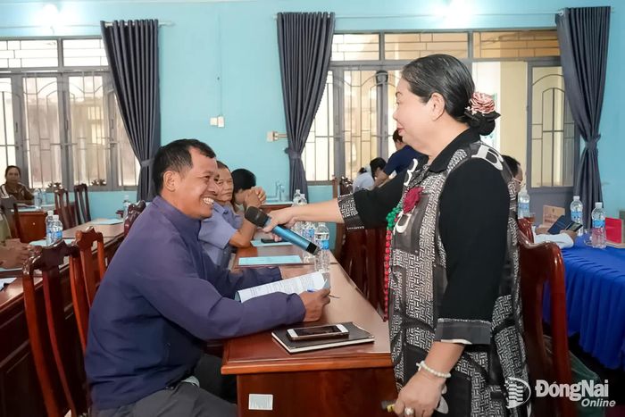 Các đại biểu tham dự hội nghị trao đổi cùng báo cáo viên đến từ Học viện Cán bộ Thành phố Hồ Chí Minh. Ảnh: Nguyễn Phương