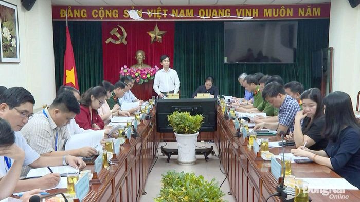 Trưởng ban Pháp chế HĐND thành phố Đồng Nai Nguyễn Thanh Thuyên chủ trì cuộc họp. Ảnh: Văn Đoàn
