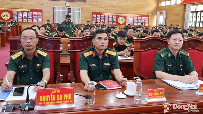 Đại tá Nguyễn Bá Phú, Phó Chỉ huy trưởng Bộ Chỉ huy Quân sự thành phố và các thủ trưởng Bộ Chỉ huy Quân sự thành phố cùng đại biểu dự tại điểm cầu thành phố Đồng Nai. Ảnh: Nguyệt Hà
