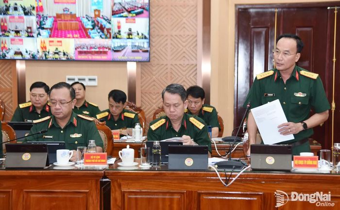 Đại tá Võ Thành Danh, Ủy viên Ban Thường vụ Thành ủy, Chỉ huy trưởng Bộ Chỉ huy Quân sự thành phố trình bày tham luận tại hội nghị điểm cầu chính Quân khu 7. Ảnh: Tuấn Anh