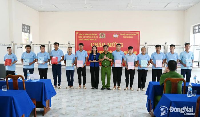 Thành ủy viên, Phó Chủ tịch Ủy ban MTTQ Việt Nam thành phố, Chủ tịch Hội Liên hiệp Phụ nữ thành phố Lê Thị Thanh Loan cùng lãnh đạo Phòng Cảnh sát điều tra tội phạm về ma túy, Công an thành phố tặng quà cho người cai nghiện ma túy tiêu biểu tại Cơ sở cai nghiện số 7. Ảnh: Quốc Việt