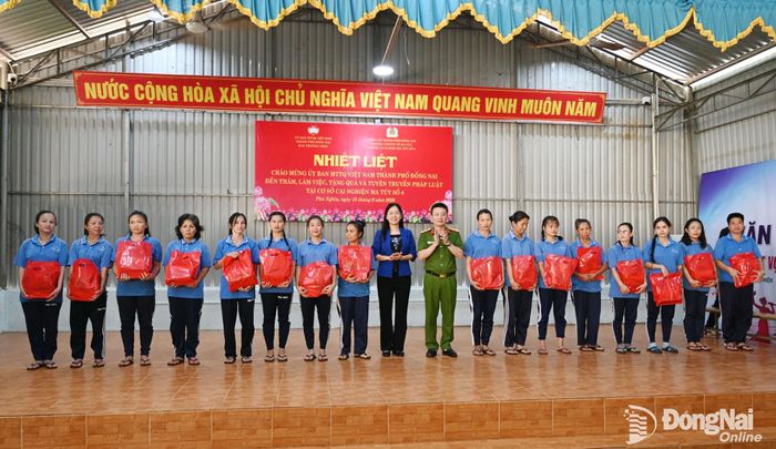 Thành ủy viên, Phó Chủ tịch Ủy ban MTTQ Việt Nam thành phố, Chủ tịch Hội Liên hiệp Phụ nữ thành phố Lê Thị Thanh Loan cùng đại diện đoàn công tác của Cục Cảnh sát điều tra tội phạm về ma túy, Bộ Công an tặng quà cho người cai nghiện ma túy tiêu biểu. Ảnh: Quốc Việt