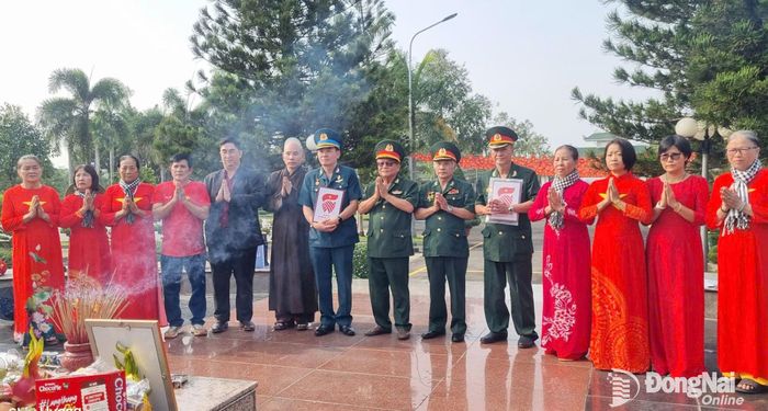 Đại diện Hội Hỗ trợ gia đình liệt sĩ thành phố thắp hương tưởng nhớ anh linh liệt sĩ trong chương trình. Ảnh: ĐVCC