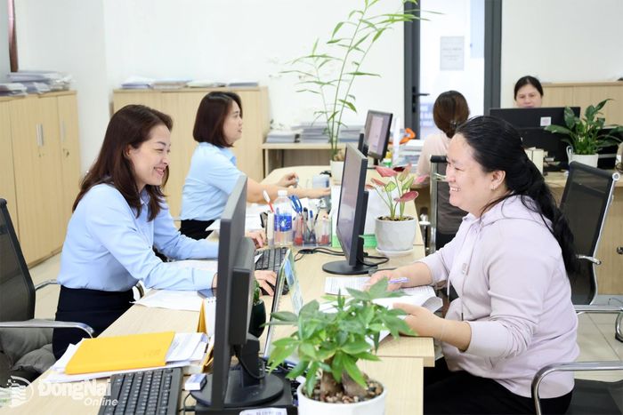 Cán bộ Trung tâm Phục vụ hành chính công thành phố giải quyết thủ tục hành chính cho người dân. Ảnh: Hồ Thảo