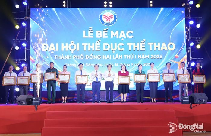 Phó Bí thư Thành ủy, Trưởng ban Tổ chức Thành ủy Thái Bảo và Ủy viên Ban Thường vụ Thành ủy, Phó Chủ tịch UBND thành phố Lê Trường Sơn trao tặng bằng khen của UBND thành phố cho các tập thể, cá nhân có thành tích xuất sắc trong công tác tổ chức, tham gia Đại hội Thể dục thể thao thành phố lần thứ I. Ảnh: Huy Anh