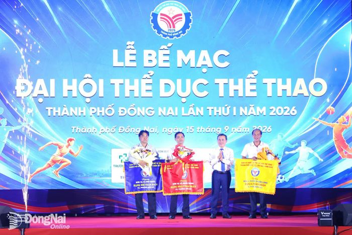 Ủy viên Ban Thường vụ Thành ủy, Phó Chủ tịch UBND thành phố Lê Trường Sơn, Trưởng ban Chỉ đạo Đại hội Thể dục thể thao thành phố Đồng Nai lần thứ I năm 2026 tặng cờ cho các xã, phường miền núi có nhiều cố gắng trong việc tổ chức Đại hội Thể dục thể thao cấp cơ sở. Ảnh: Huy Anh