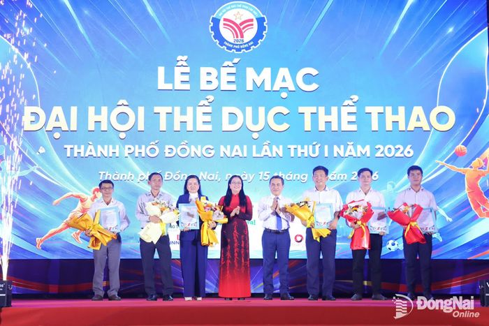 Đại diện Ban tổ chức trao thư cảm ơn và tặng hoa cho các nhà tài trợ. Ảnh: Huy Anh