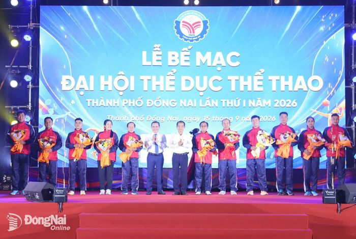 Lãnh đạo thành phố tặng hoa động viên cho đại diện các đội tuyển tham gia thi đấu tại Đại hội Thể thao toàn quốc lần thứ X năm 2026. Ảnh: Huy Anh