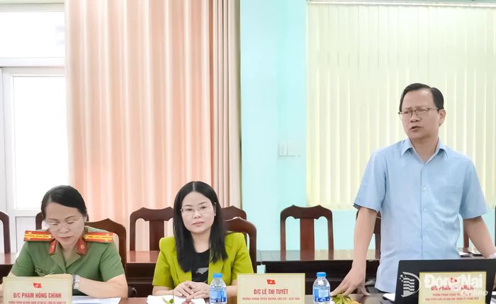 Trưởng phòng Thông tin - Tổng hợp, Ban Tuyên giáo và Dân vận Thành ủy Phan Duy Khiêm, thành viên Đoàn giám sát phát biểu tại hội nghị. Ảnh: Phương Hằng