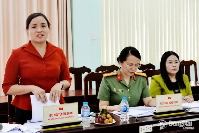Phó Trưởng ban Tuyên giáo và Dân vận Thành ủy Nguyễn Thị Loan phát biểu tại hội nghị. Ảnh: Phương Hằng