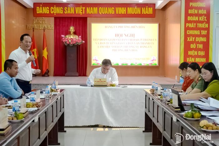 Bí thư Đảng ủy phường Biên Hòa Nguyễn Minh Bình phát biểu tại hội nghị. Ảnh: Phương Hằng