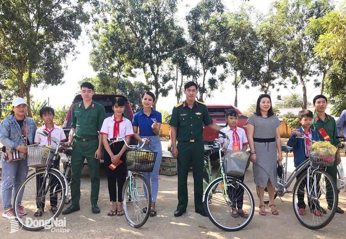 Ban Chỉ huy Quân sự xã Thiện Hưng phối hợp với các doanh nghiệp tặng xe đạp cho học sinh nghèo hiếu học. Ảnh: Phan Thanh Tú