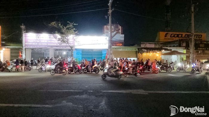 Vụ cháy xảy ra vào thời điểm lượng phương tiện lưu thông qua khu vực khá đông. Ảnh: Ngọc Hoàng