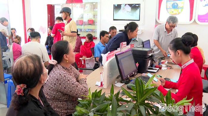Người dân đến điểm giao dịch Viettel để được tư vấn, kiểm tra điện thoại và SIM trước thời điểm mạng 2G ngừng hoạt động.
