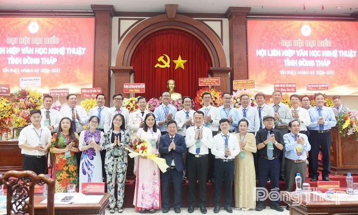 Phó Giáo sư, Tiến sĩ, Nhạc sĩ Đỗ Hồng Quân, Phó Chủ tịch Ủy ban Trung ương MTTQ Việt Nam, Chủ tịch Liên hiệp các Hội Văn học Nghệ thuật Việt Nam tặng hoa chúc mừng Ban Chấp hành Hội Liên hiệp Văn học Nghệ thuật tỉnh Đồng Tháp khóa I.