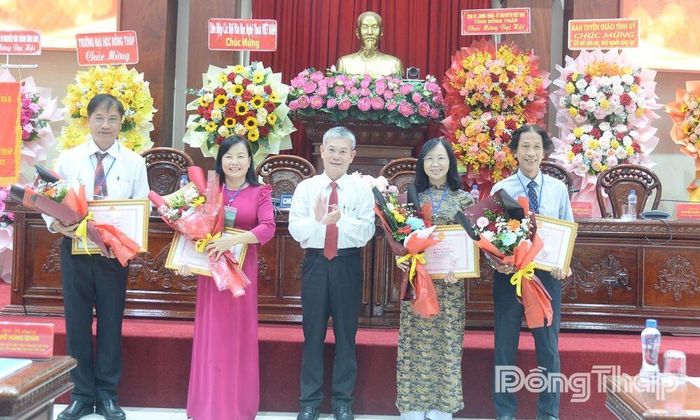 Đồng chí Đinh Văn Dũng, Ủy viên Ban Thường vụ Tỉnh ủy, Phó Chủ tịch Thường trực Ủy ban MTTQ Việt Nam tỉnh trao Bằng khen của UBND tỉnh cho các cá nhân.