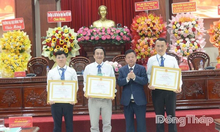 Phó Giáo sư, Tiến sĩ, Nhạc sĩ Đỗ Hồng Quân, Phó Chủ tịch Ủy ban Trung ương MTTQ Việt Nam, Chủ tịch Liên hiệp các Hội Văn học Nghệ thuật Việt Nam trao Bằng khen cho các cá nhân.