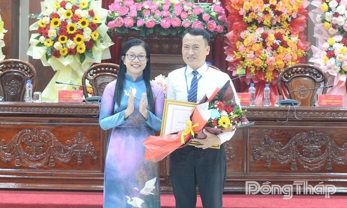 Đồng chí Nguyễn Thị Kim Tuyến, Ủy viên Ban Thường vụ Tỉnh ủy, Trưởng Ban Tuyên giáo Tỉnh ủy trao Bằng khen của UBND tỉnh cho Hội Liên hiệp Văn học Nghệ thuật tỉnh.