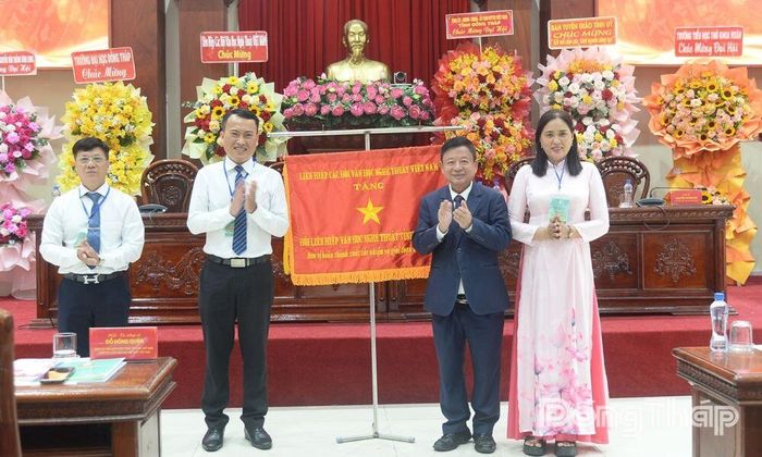 Liên hiệp các Hội Văn học Nghệ thuật Việt Nam trao Cờ thi đua xuất sắc cho Hội Liên hiệp Văn học Nghệ thuật tỉnh.
