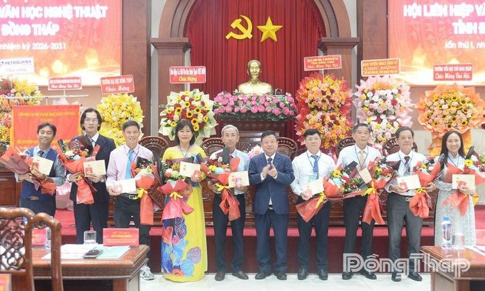Phó Giáo sư, Tiến sĩ, Nhạc sĩ Đỗ Hồng Quân, Phó Chủ tịch Ủy ban Trung ương MTTQ Việt Nam, Chủ tịch Liên hiệp các Hội Văn học Nghệ thuật Việt Nam trao Kỷ niệm chương cho các cá nhân.
