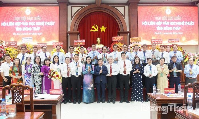 Đại biểu chụp ảnh lưu niệm cùng Ban Chấp hành Hội Liên hiệp Văn học Nghệ thuật tỉnh Đồng Tháp khóa I.