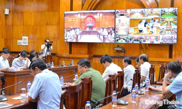 Hội nghị tổ chức dưới hình thức trực tiếp kết hợp với trực tuyến tại Trụ sở Chính phủ và Trụ sở UBND các tỉnh, thành phố trực thuộc Trung ương. 