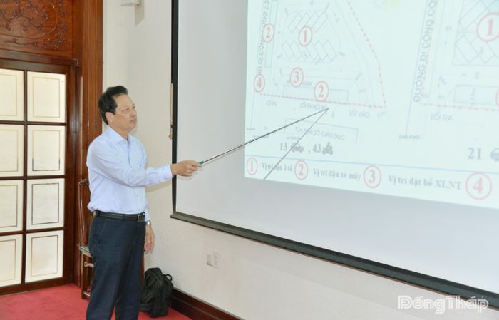 Đồng chí Nguyễn Thành Diệu xem phương án đầu tư khu G1.