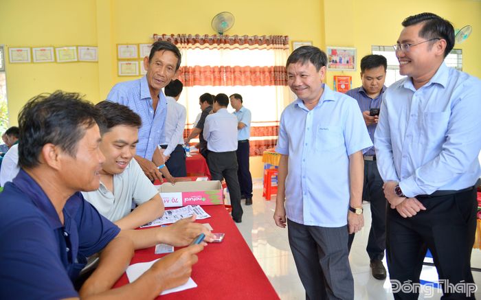 Đồng chí Phan Văn Thắng đến khảo sát công tác tích hợp Sổ sức khỏe điện tử trên ứng dụng VNeID tại địa bàn xã Tân Hương.