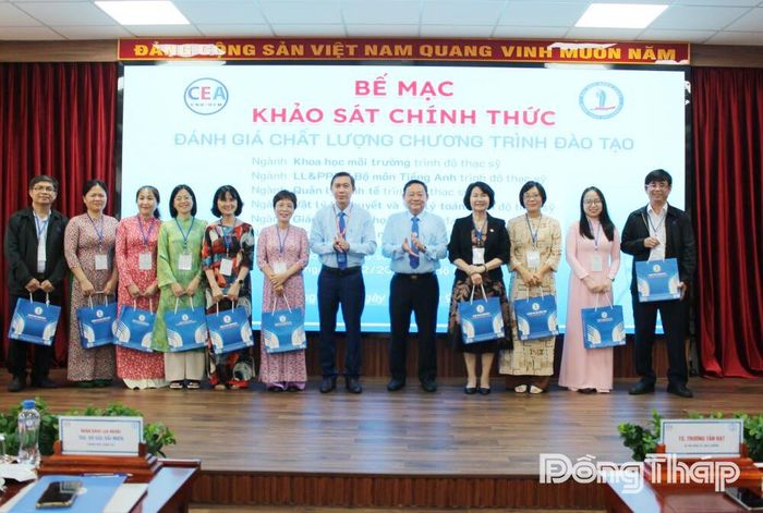 Lãnh đạo Trường Đại học Đồng Tháp tặng quà lưu niệm cho thành viên Đoàn đánh giá ngoài.