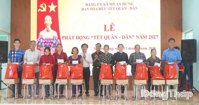 Lãnh đạo Đảng ủy, UBND xã Mỹ An Hưng trao tặng quà cho hộ nghèo, gia đình có hoàn cảnh khó khăn trên địa bàn xã.