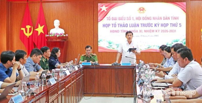 Đồng chí Nguyễn Minh Ngọc, Tổ phó Tổ đại biểu số 1, HĐND tỉnh, ghi nhận, tiếp thu các ý kiến đóng góp của đại biểu.