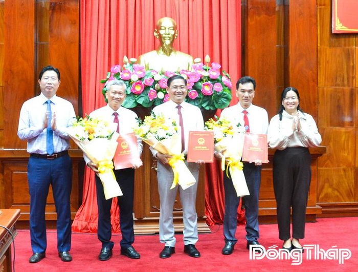 Đồng chí Huỳnh Minh Tuấn và đồng chí Huỳnh Thị Hoài Thu trao Quyết định về việc bổ nhiệm Ban Giám hiệu Trường Cao đẳng Đồng Tháp.