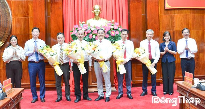 Đồng chí Huỳnh Minh Tuấn và đồng chí Huỳnh Thị Hoài Thu cùng lãnh đạo Sở Nội vụ, Sở Giáo dục và Đào tạo tặng hoa chúc mừng Ban Giám hiệu Trường Cao đẳng Đồng Tháp và Trường Cao đẳng Tiền Giang.