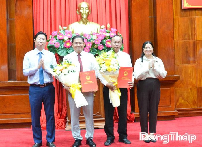 Đồng chí Huỳnh Minh Tuấn và đồng chí Huỳnh Thị Hoài Thu trao các quyết định về việc sáp nhập trường cho đại diện Ban Giám hiệu Trường Cao đẳng Đồng Tháp và Trường Cao đẳng Tiền Giang.