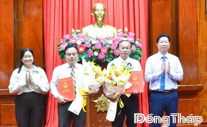 Đồng chí Huỳnh Minh Tuấn và đồng chí Huỳnh Thị Hoài Thu trao Quyết định về việc bổ nhiệm Ban Giám hiệu Trường Cao đẳng Tiền Giang, tỉnh Đồng Tháp.
