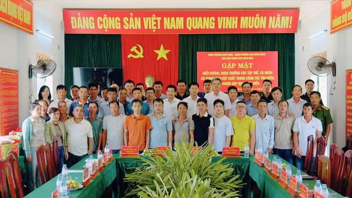 Các ngư dân trên 2 tàu cá tham gia cứu nạn cùng những ngư dân được cứu sống chụp ảnh lưu niệm tại buổi gặp mặt. Ảnh: N.O