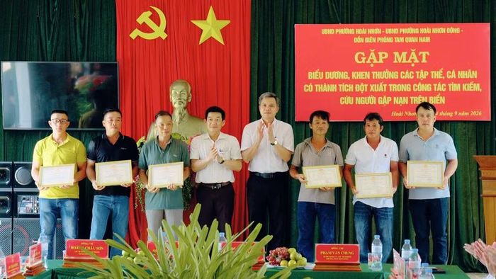 Cấp ủy, chính quyền phường Hoài Nhơn Đông khen thưởng các ngư dân tham gia cứu nạn tàu cá QNa-90859-TS của ngư dân xã Núi Thành gặp nạn trên biển. Ảnh: N.O