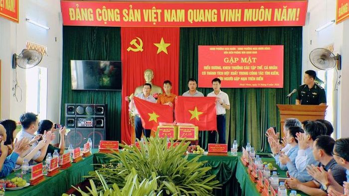 Cấp ủy, chính quyền phường Hoài Nhơn tặng cờ Tổ quốc, quà cho đại diện 2 tàu cá BĐ-98960-TS và BĐ-98848-TS đã tham gia cứu tàu cá QNa-90859-TS gặp nạn trên biển. Ảnh: N.O