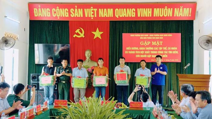 Đồn Biên phòng Tam Quan Nam tặng quà cho các ngư dân tham gia cứu 32 người gặp nạn trên biển. Ảnh: N.O