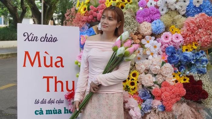  Chi Thùy lưu giữ khoảnh khắc bên xe hoa. Ảnh: Chu Hằng 