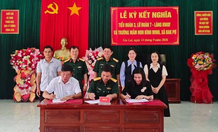 Đại diện Tiểu đoàn 3 ký kết giao ước kết nghĩa với làng Hway và Trường Mầm non Bình Minh. Ảnh: N.T