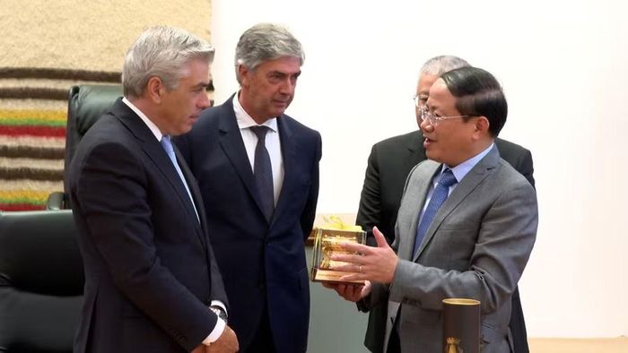 Chủ tịch UBND tỉnh Phạm Anh Tuấn (hàng đầu bên phải) tặng quà cho Thị trưởng TP. Guarda Sérgio Costa. Ảnh: Đức Hải
