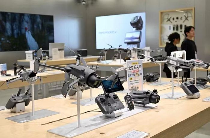 Một mẫu drone của hãng DJI được trưng bày tại trung tâm thương mại ở Bắc Kinh ngày 28-4. Ảnh: VCG